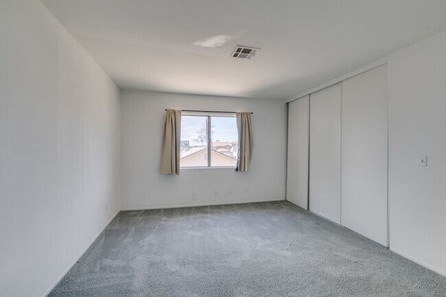 Building Photo - Double Primary Townhome with Spacious Backyard in 89115!