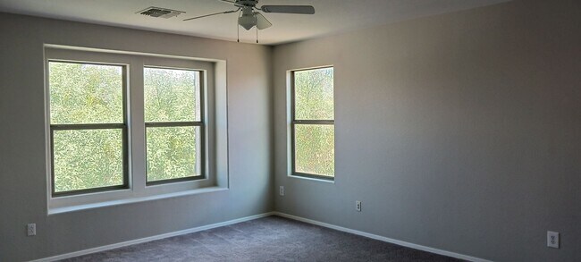 Building Photo - 3 Bed / 2 Bath with Loft