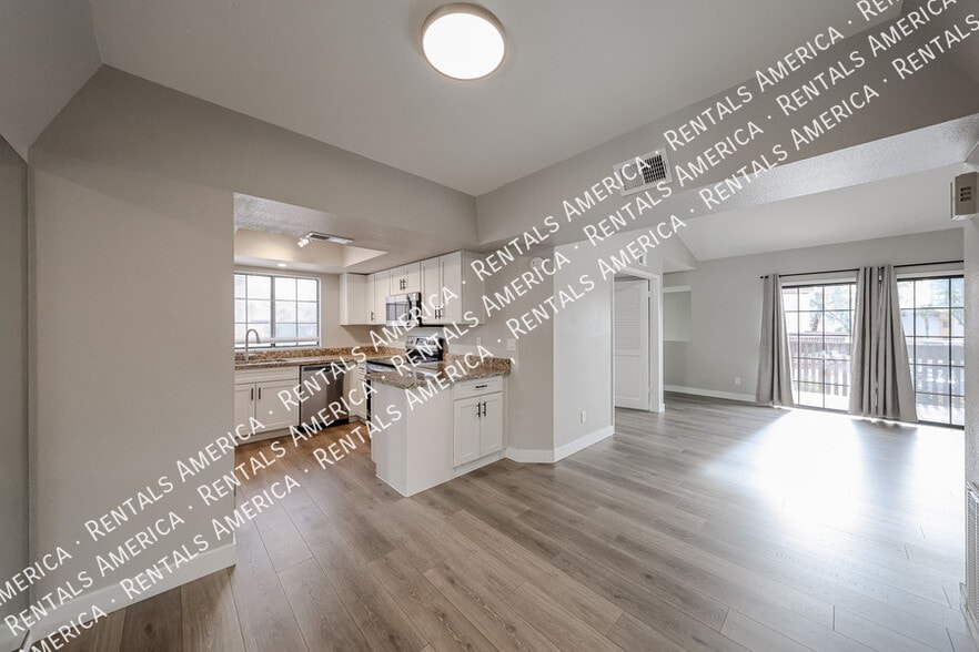 Building Photo - 700 E Mesquite Cir