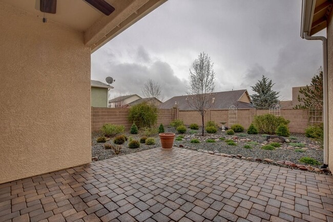 Building Photo - Beautiful 2 Bedroom with Den in Quailwood!