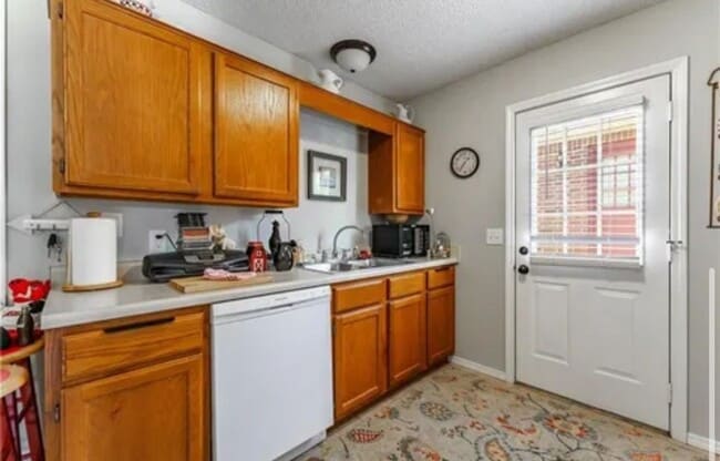 Building Photo - 2 bedroom 1 bath duplex with 1 car garage