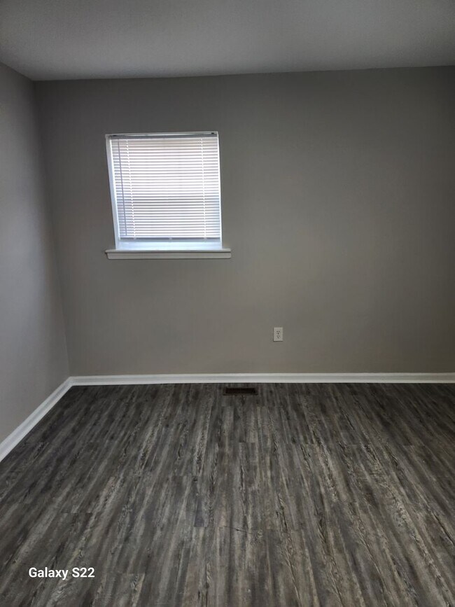 Building Photo - Two Bedroom, One Bath Apartment for Rent