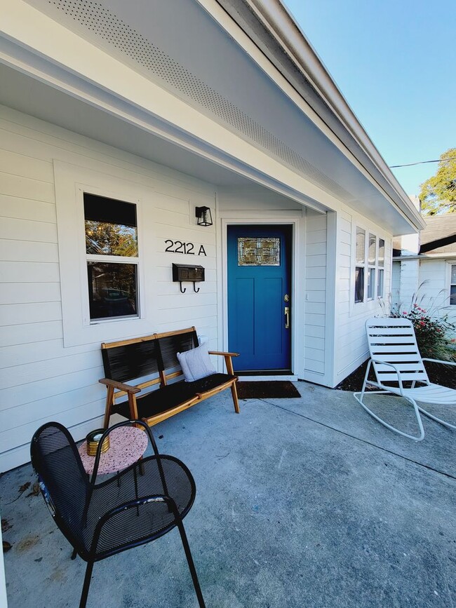 Building Photo - CAROLINA PLACE - Within minutes to Downtow...
