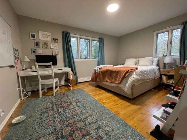 Building Photo - 33 Pilgrim Dr