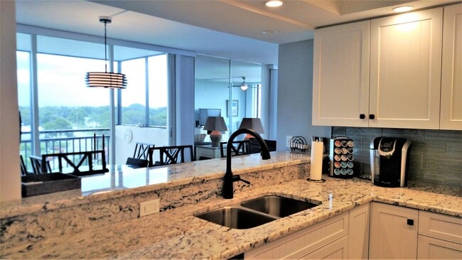 Building Photo - Seasonal Short-Term 2-Bedroom 2-Bathroom Condo located on Venice Island!