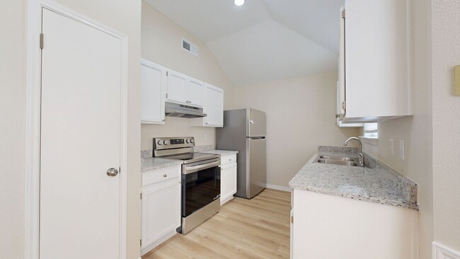 Building Photo - GREAT NEWLY REMODELED HOME 3 BEDROOM, 2 BA...