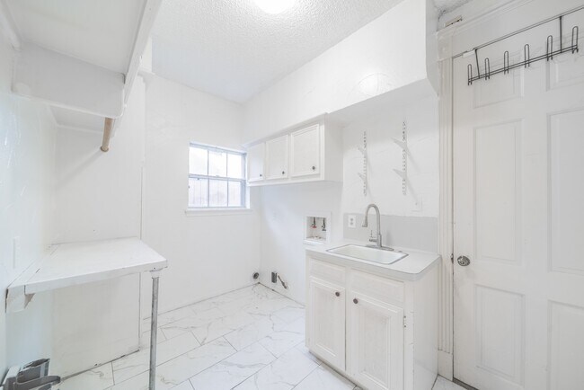 Building Photo - 15738 Fleetwood Oaks Dr