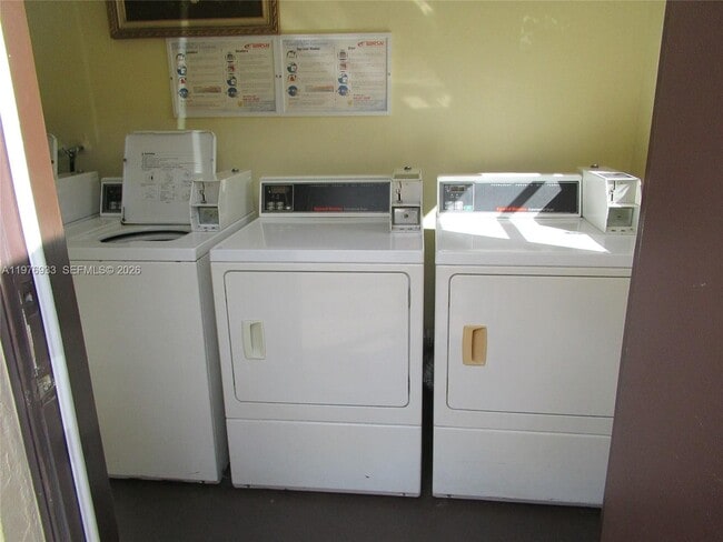 Building Photo - 130 S Cypress Rd