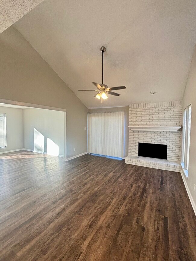 Building Photo - 14218 High Point Dr