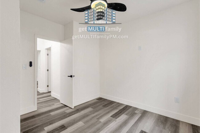 Building Photo - 1006 E Pasadena Ave