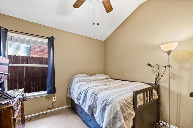 Building Photo - 1055 Port Sullivan Dr