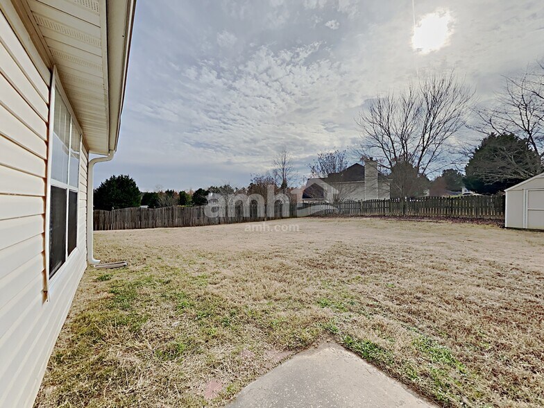 Building Photo - 211 Mystic Holw