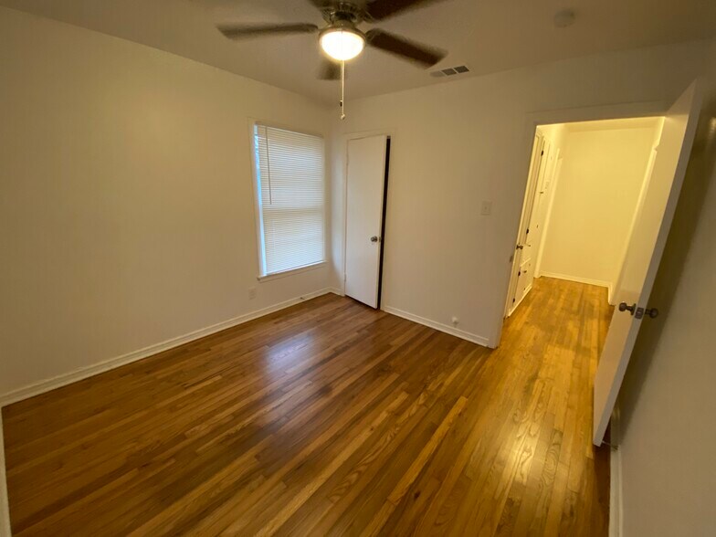 Building Photo - 2047 Farola Dr