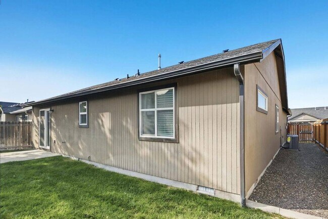 Building Photo - 1045 W Sanetta St