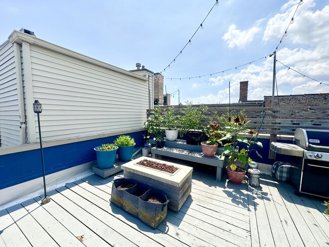 Building Photo - 4240 N Kenmore Ave