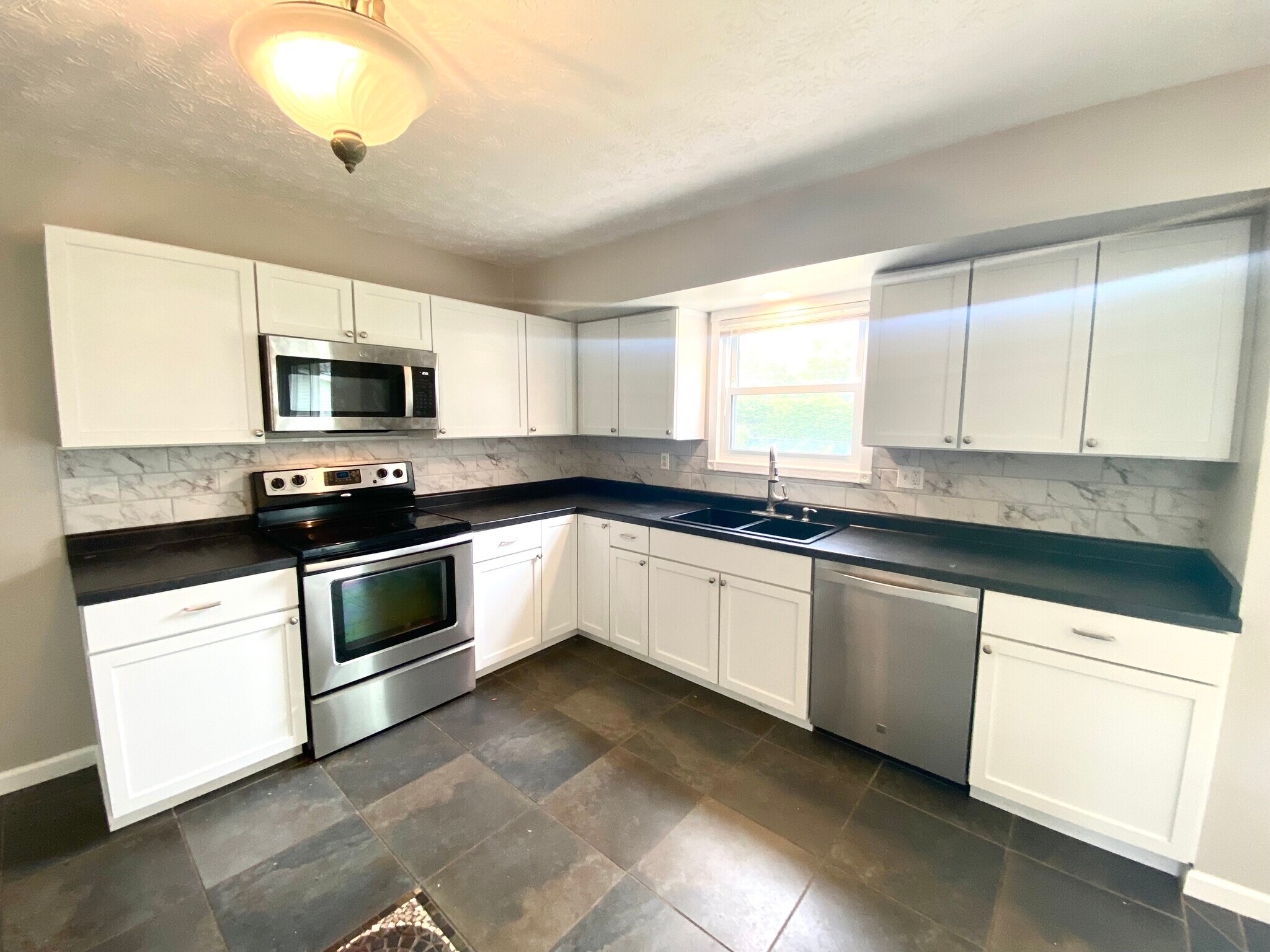 Building Photo - 2047 Zircon St NE
