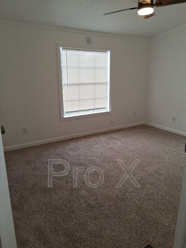 Building Photo - 910 Sands Rd