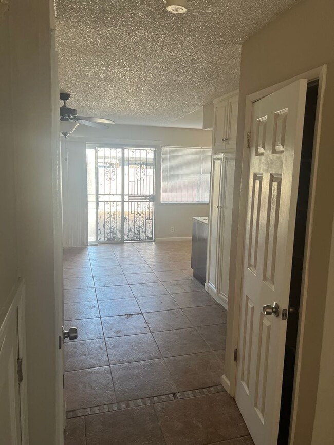 Building Photo - 3 Bedroom 1.5 Bathroom   Cheyenne & Civic ...