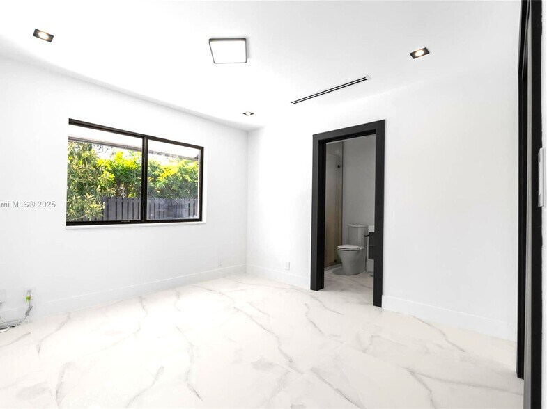 Building Photo - 5020 Hawkhurst Ave