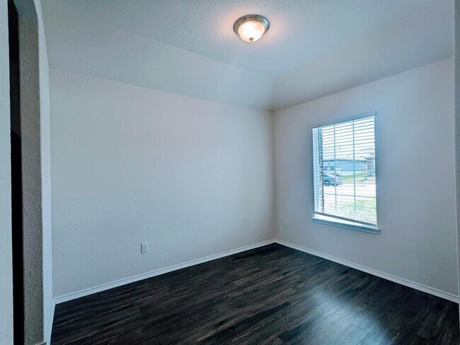 Building Photo - 121 Dylan Dr