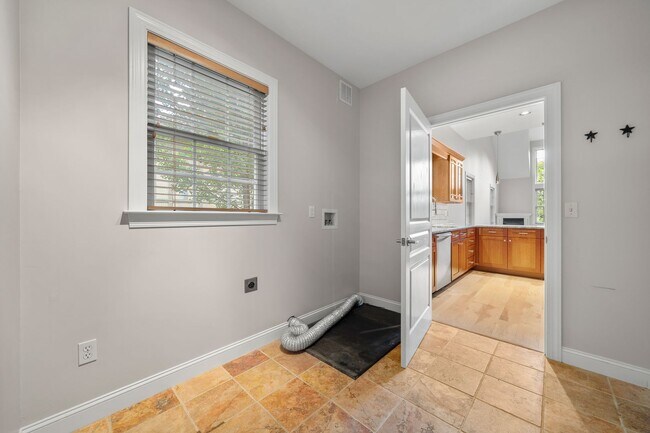 Building Photo - Spacious, Beautiful East Asheville Home