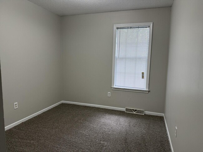 Building Photo - 2105 Live Oak Ln