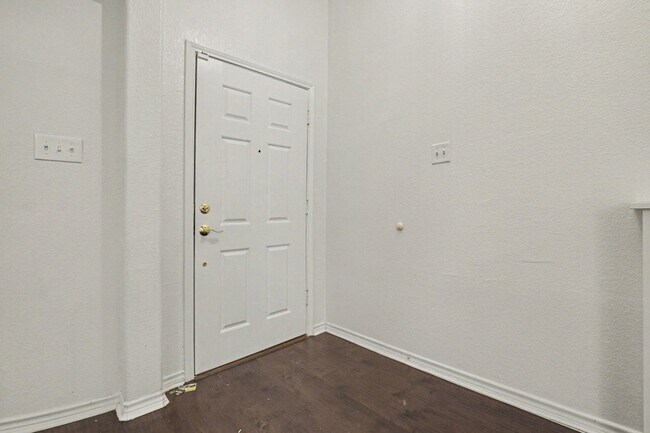 Building Photo - 1707 Briarhollow Dr