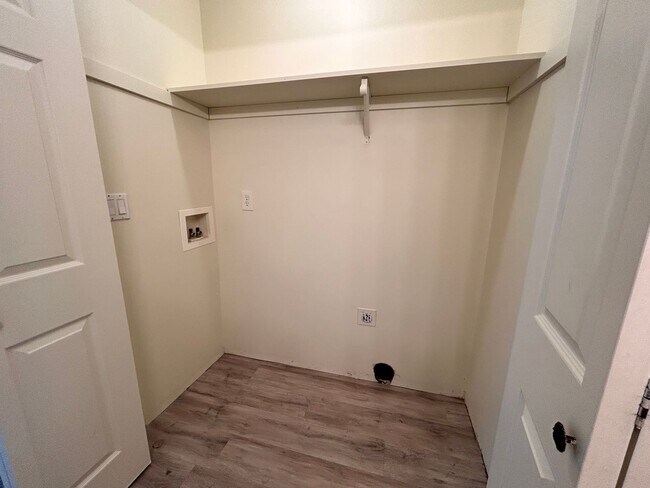 Building Photo - 2 Bed/2 Bath Apartment in NE Bend - Worthington Court