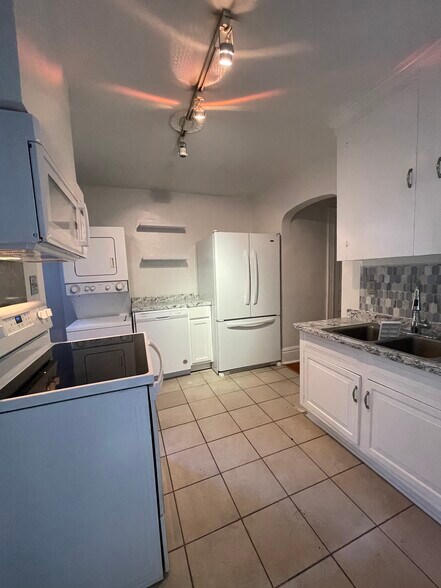 dishwasher, laundry and microwave - 942 Russell St