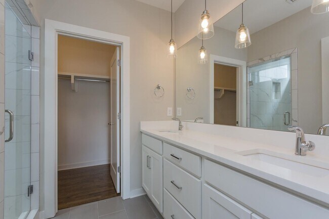 Building Photo - East Nashville with Roof-top Deck and 2 car garage!!