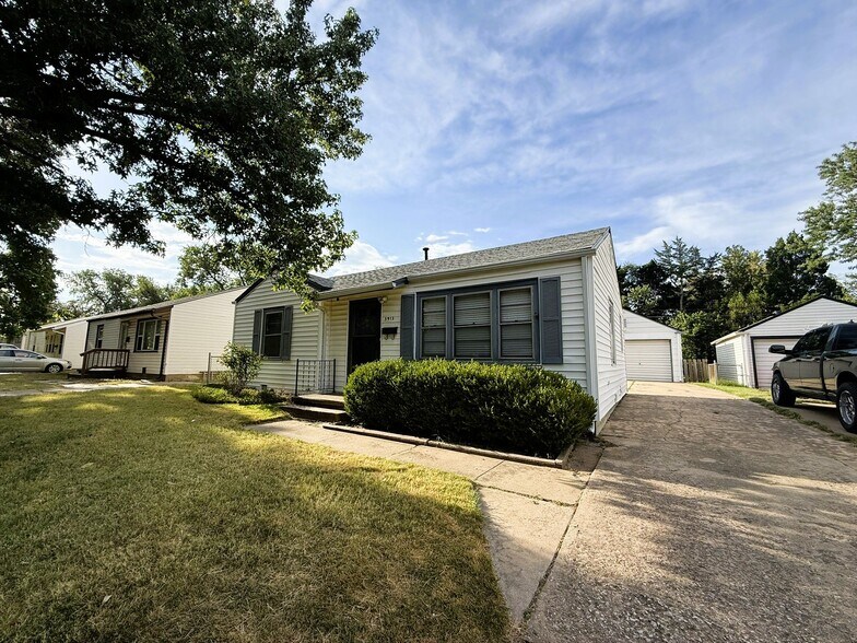 Building Photo - 5913 E Bellaire Ave
