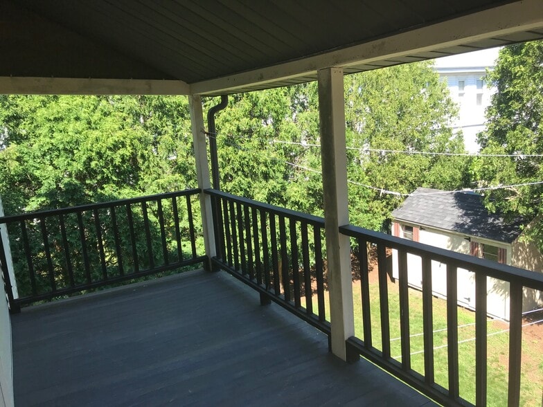 Covered Porch - 15 Hull St