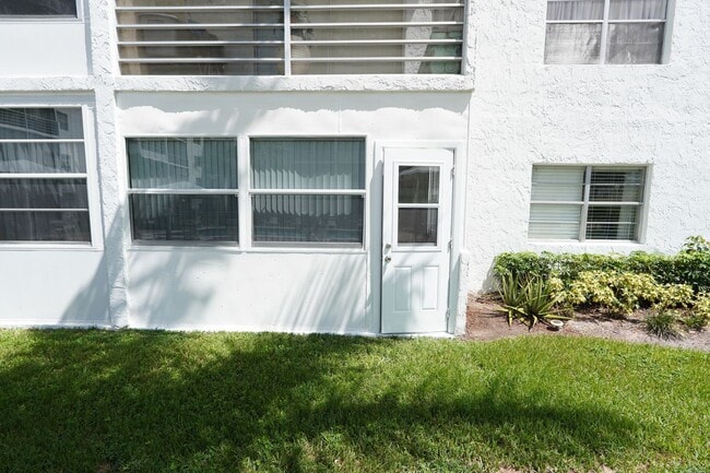 Building Photo - Renovated 2/2 in quite 55+ community