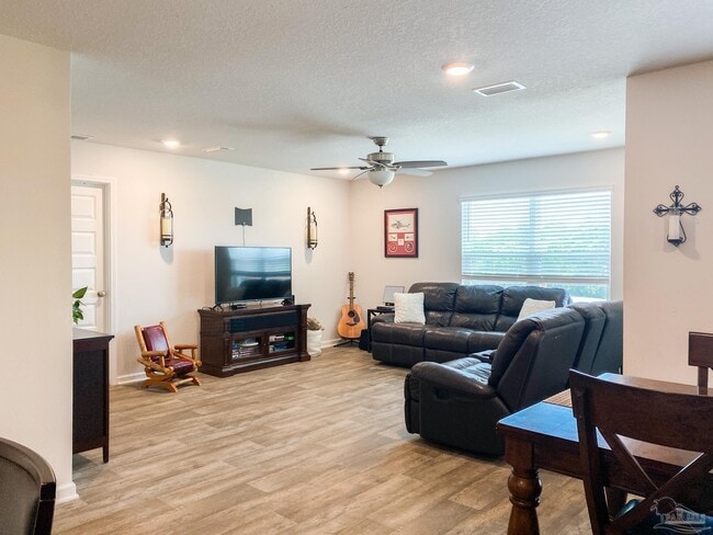 Building Photo - 5601 Guinevere Ln