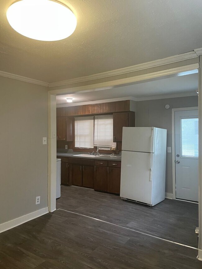 Building Photo - 2 Bedroom House ready for you to call HOME  