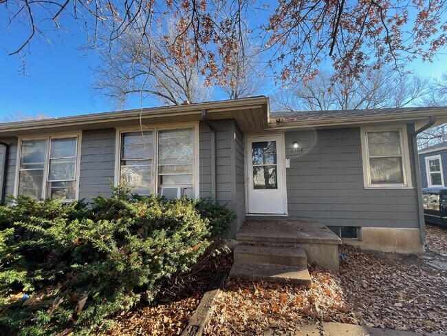 Primary Photo - Updated 2 Bedroom, 1 Bathroom Duplex with ...