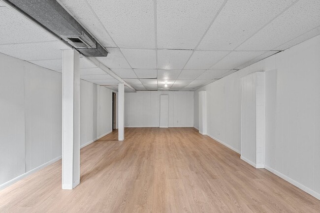 Building Photo - 3 BR 1.5 BA ranch house w/ large garage