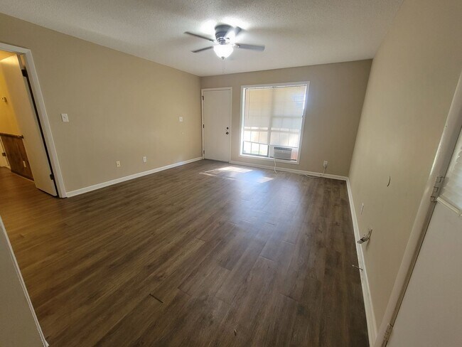 Building Photo - Home conveniently located