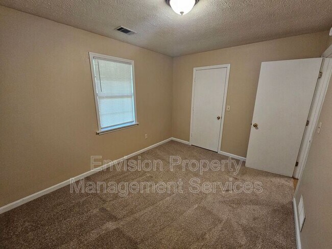 Building Photo - 111 Jay Ln