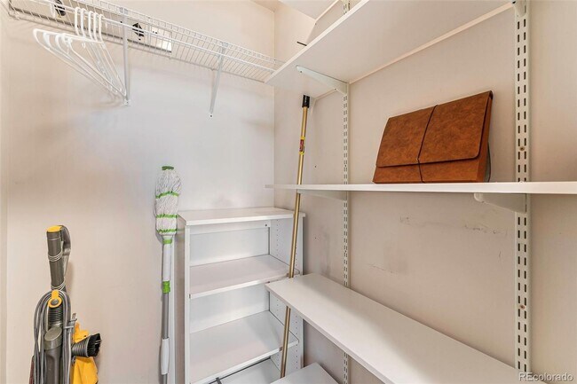 Building Photo - Beautiful One Bedroom Loft in Golden Triangle.