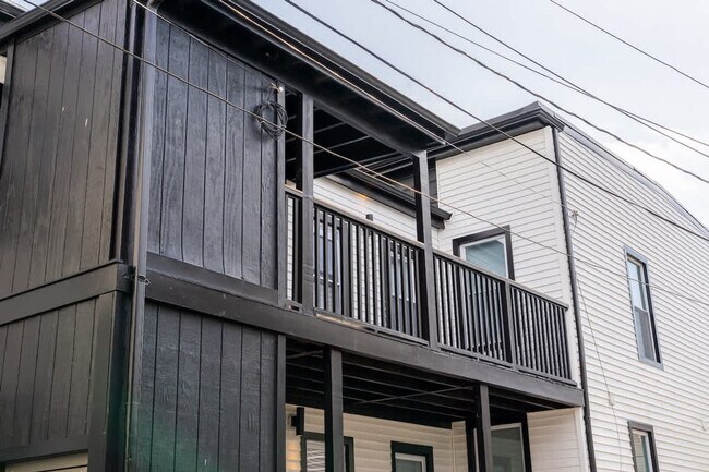 Building Photo - 42 White St Pl