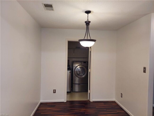 Building Photo - 3 BED / 2 BATH CONDO