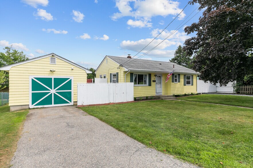 Primary Photo - 878 W Main Rd
