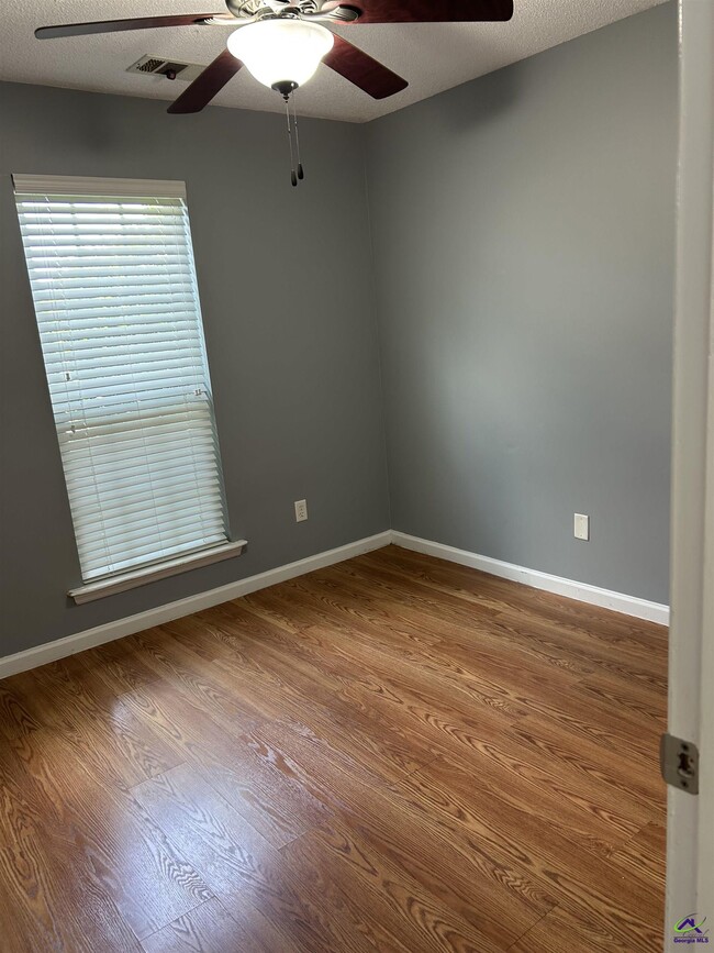 Building Photo - 117 Meadow View Dr