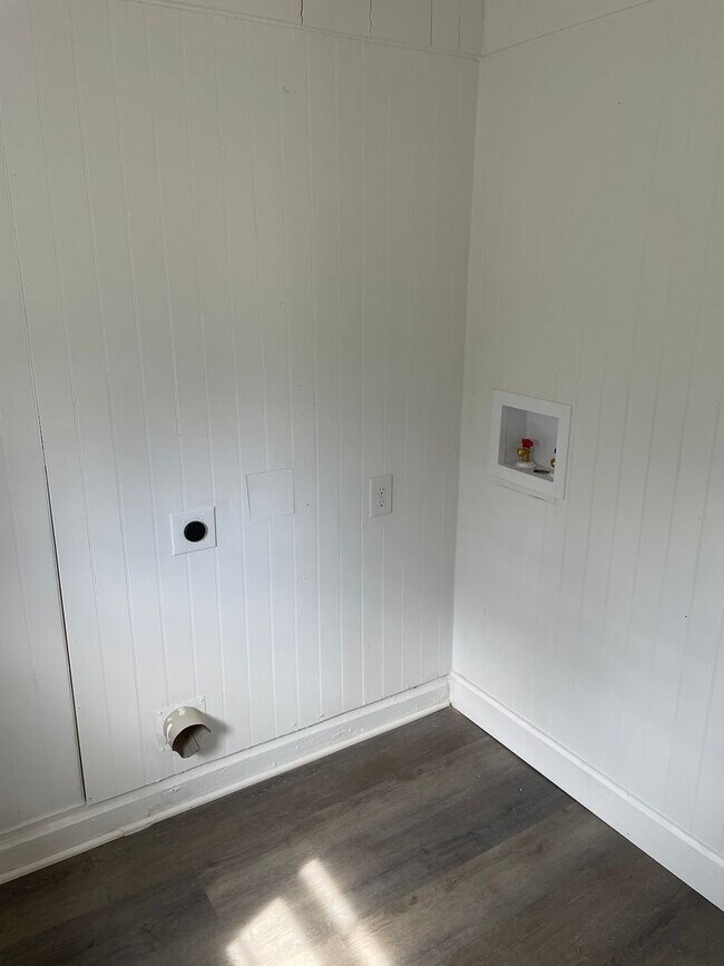 Building Photo - 1100 Newport St