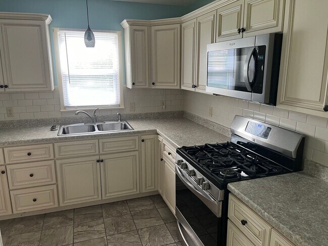 Building Photo - Charming 2 Bedroom with HUGE Yard!