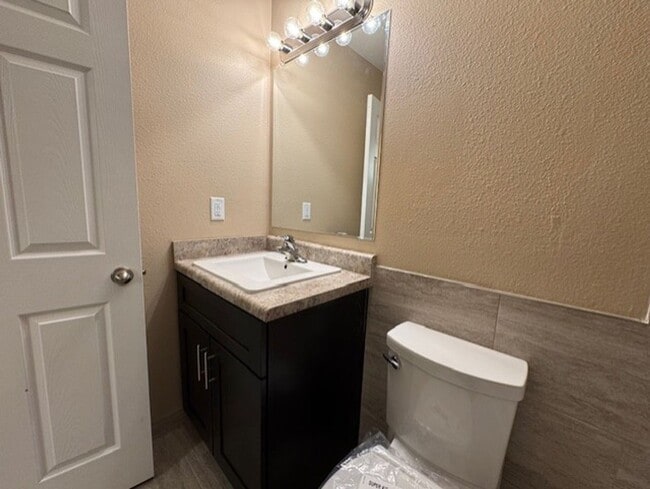 Building Photo - 3 Bedroom 2 Bathroom House FOR RENT