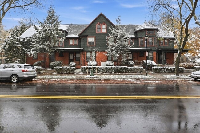 Building Photo - 98 Barrington St