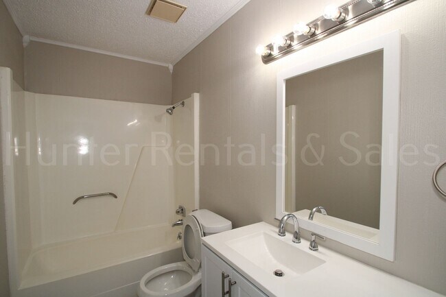 Building Photo - Stylish Killeen Retreat on Mountain View Drive