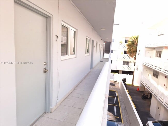 Building Photo - 2011 Bay Dr